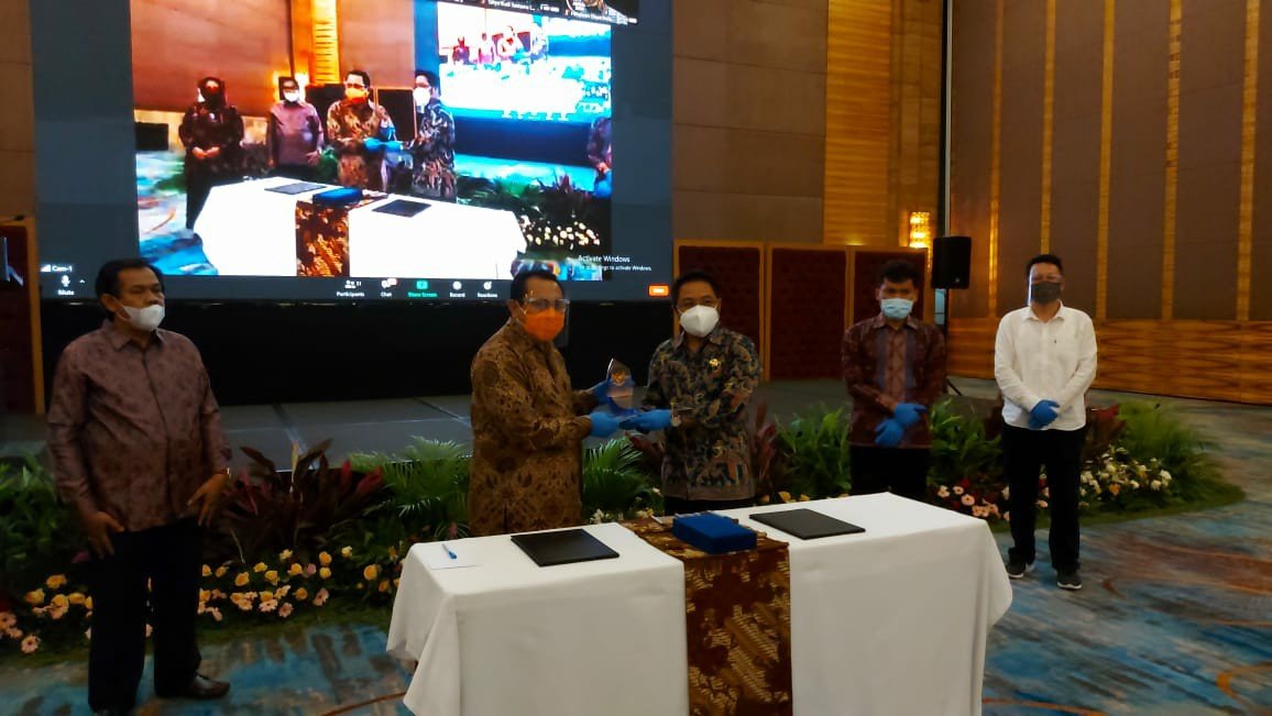 Ketua BPKN Rizal E. Halim bersama Ketua SMSI Pusat Firdaus usai penandatanganan MoU
