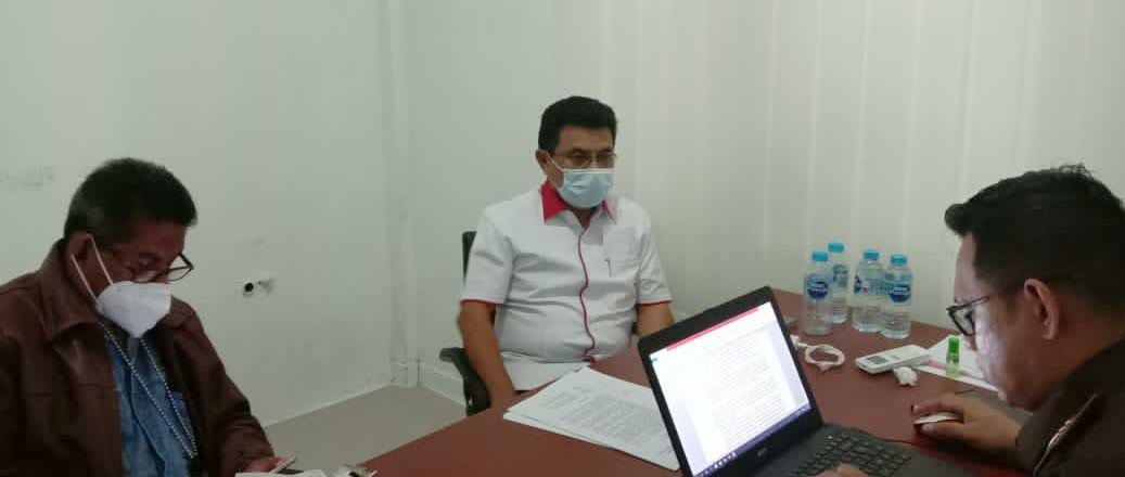NKH (kemeja putih) didampingi kuasa hukum (kiri) saat menjalani pemeriksaan oleh Jaksa Penyidik Kejari Kaimana.