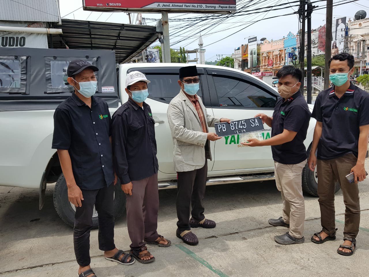 Penyerahan simbolis hibah kendaraan operasional dari Anggota DPR Papua Barat, Drs. H. Muslimim Zainuddin kepada pengurus YAKESMA Kota Sorong