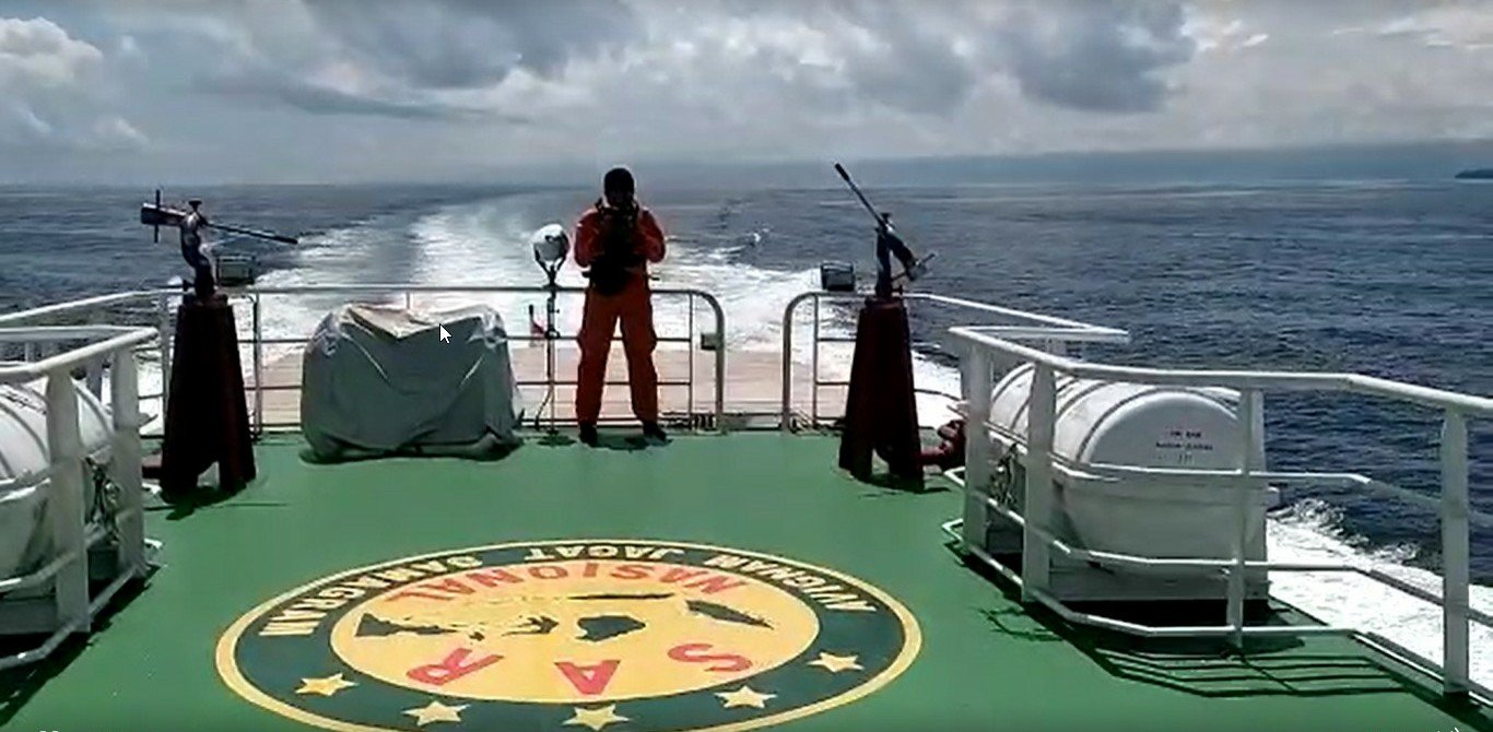 Personel Kansar Manokwari di atas KN SAR Kumbakarna saat menyisir perairan Manokwari mencari 2 warga Borobudur yang dilaporkan hilang