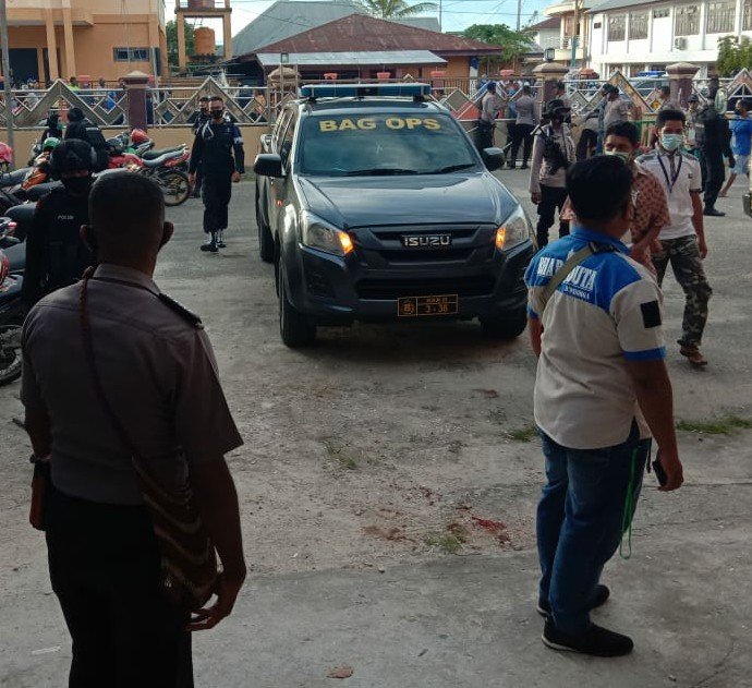 Personel Polres Kaimana nampak berjaga-jaga saat berlangsungnya rapat pleno rekapitulasi tingkat PPD Distrik Kaimana