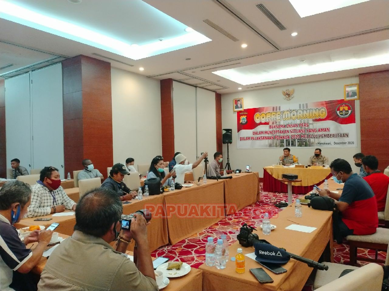 Sejumlah awak media saat mengikuti jumpa pers terkait Situasi Kamtibmas bersama Karo Ops dan Kabid Humas Polda Papua Barat