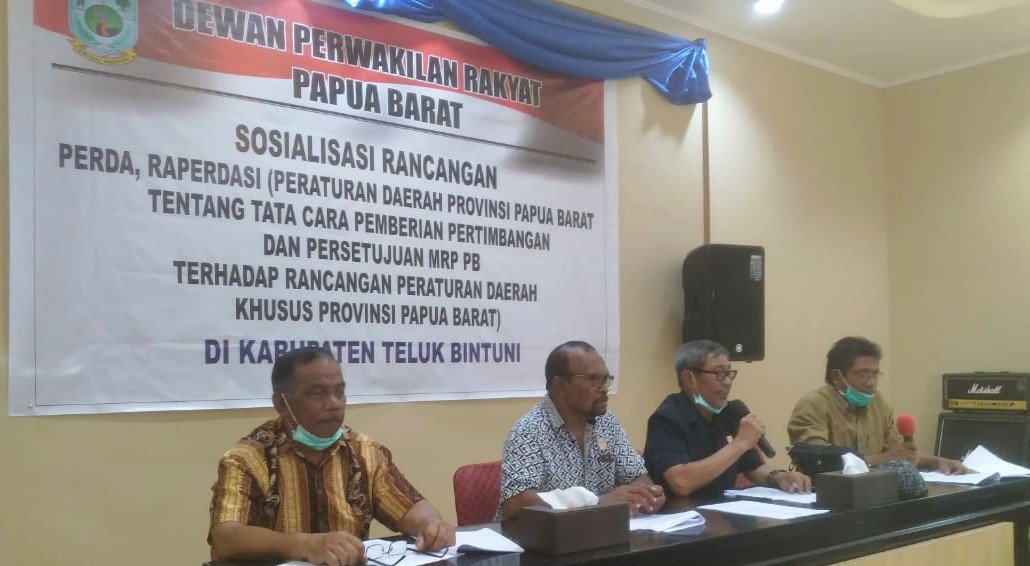 Tim Badan Pembentukkan Peraturan Daerah (Bapemperda) DPR Papua Barat menyosialisasikan Ranperda di Kabupaten Teluk Bintuni