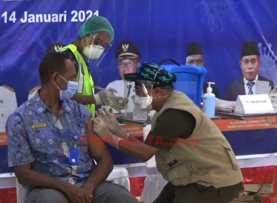 Direktur Rumah Sakit Provinsi, dr. Arnol Tiniap saat menerima suntikan vaksin pada launching vaksinasi Covid-19 di Provinsi Papua Barat