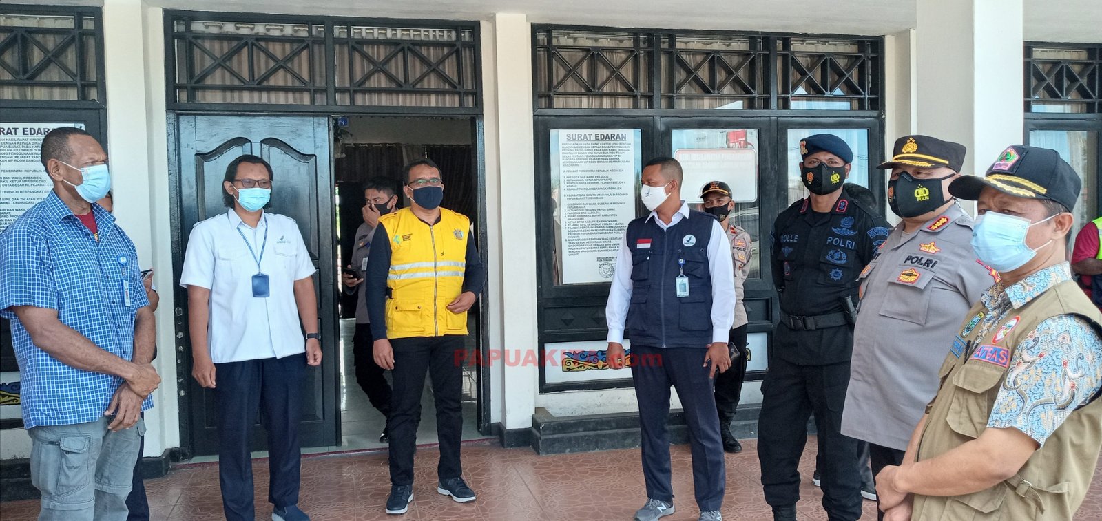 Juru Bicara Satgas Covid-19, dr. Arnold Tiniap (paling kiri)