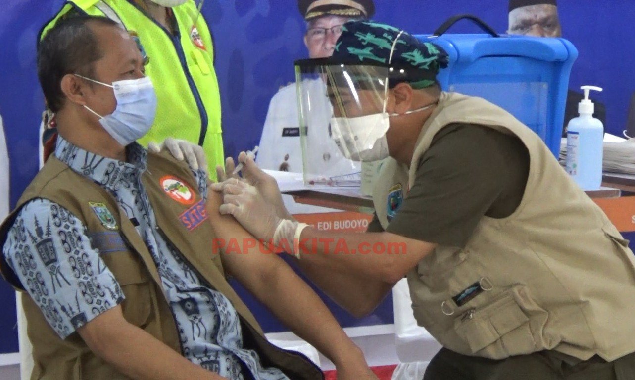 Kepala Dinas Kesehatan Provinsi Papua Barat, Otto Parorongan saat disuntik vaksin Covid-19