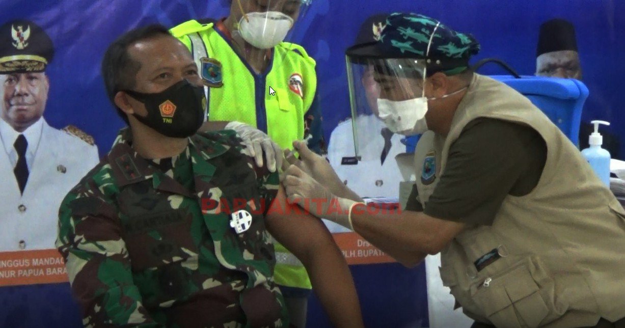 Panglima Komandan Daerah Militer XVIII Kasuari, Mayjen TNI I Nyoman Cantiasa saat menerima suntikan vaksin Covid-19