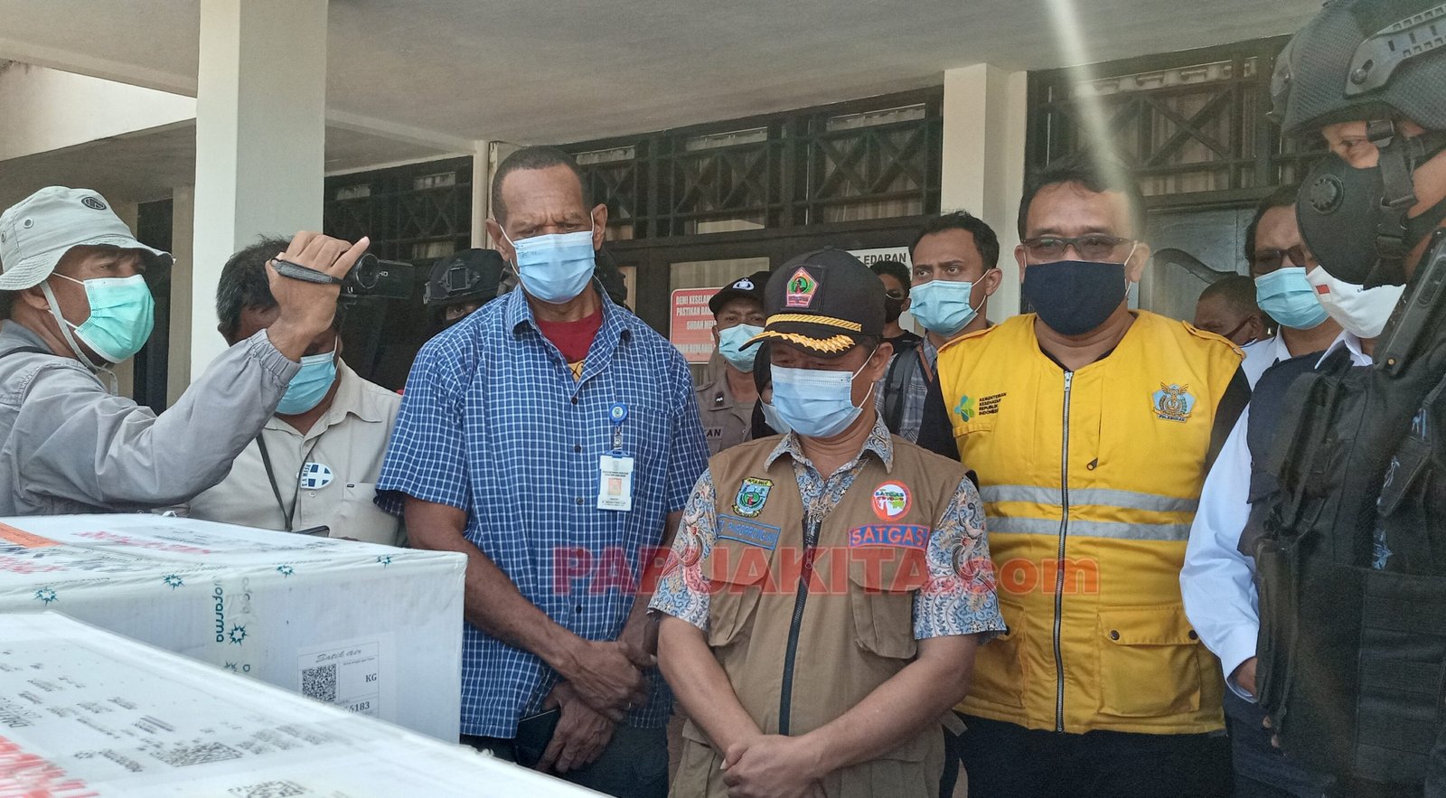 Penjemputan vaksin Covid-19 tahap 2 di bandara Rendani. Sebanyak 12.040 vial vaksin kembali dikirim ke Papua Barat