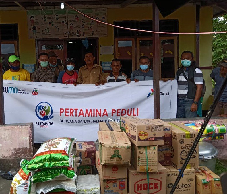 Penyaluran bantuan sembako oleh PT Pertamina MOR VIII kepada warga terdampak banjir bandang di Kabupaten Halmahera Utara