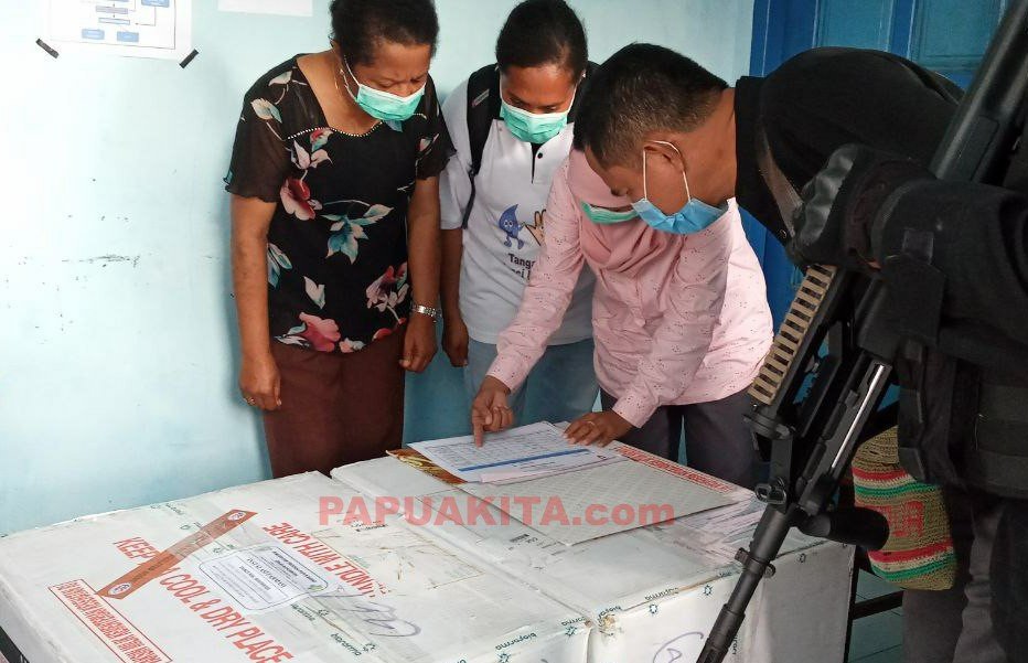 Penyerahan Vaksin Covid-19 dari Dinas Kesehatan Provinsi Papua Barat kepada Dinas Kesehatan Kabupaten Manokwari