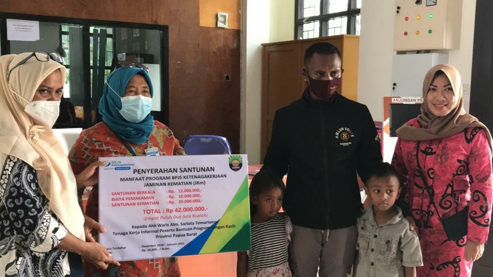 Penyerahan santunan kepada ahli waris salah seorang pekerja informal di Kabupaten Kaimana