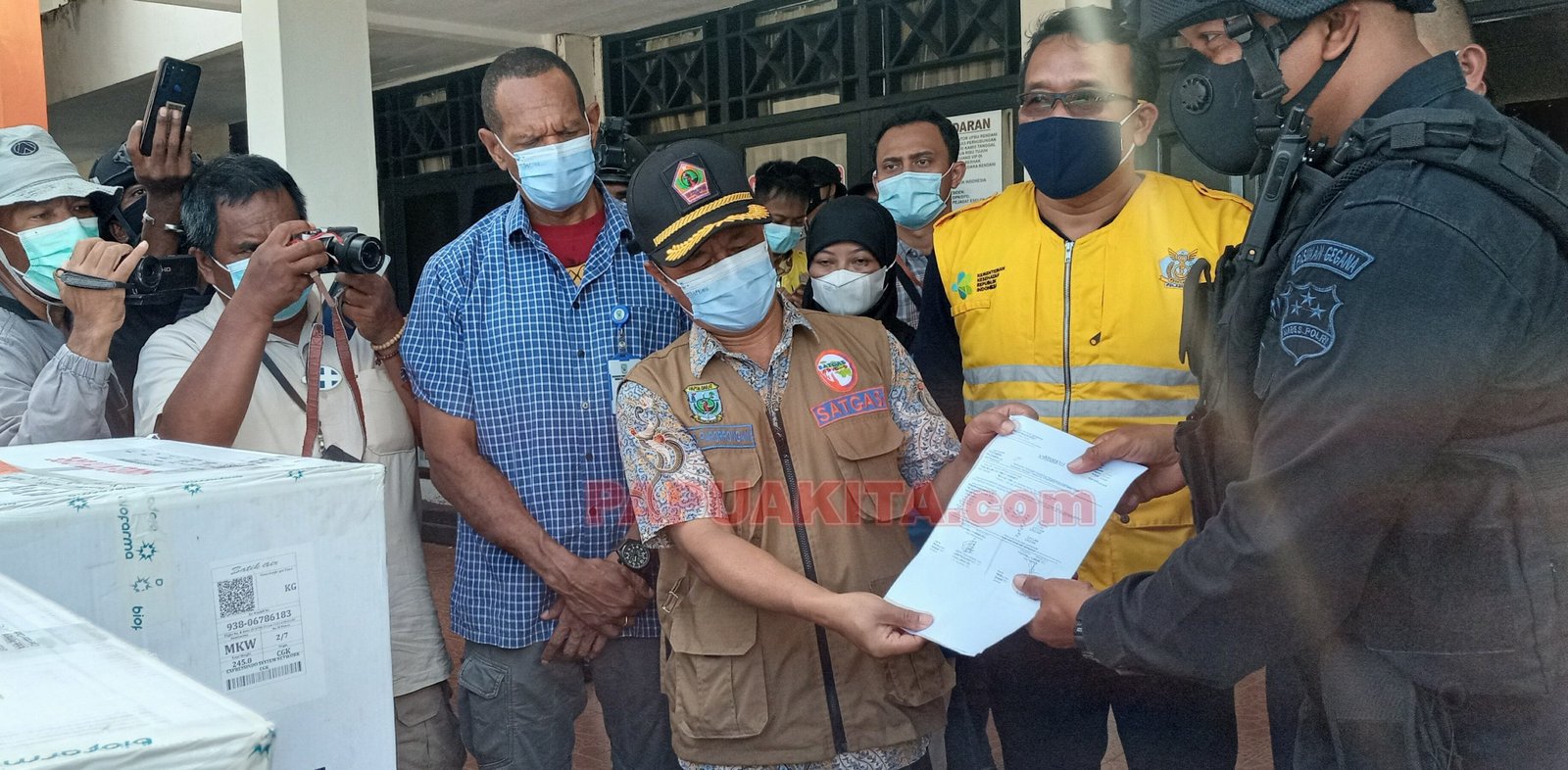 Penyerahan vaksin Covid-19 dari petugas pengawal kepada Satgas Covid-19 Papua Barat