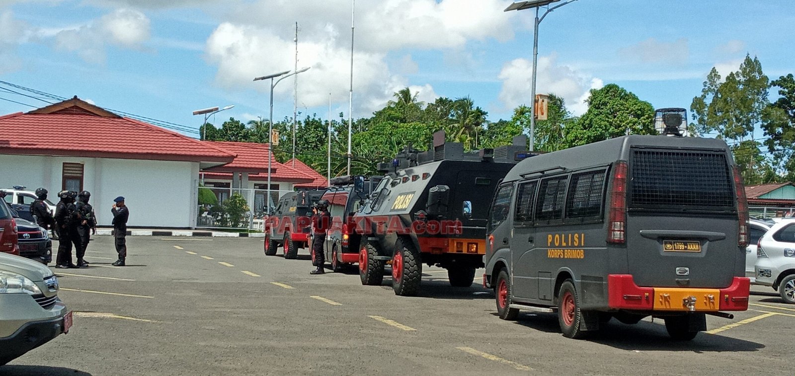 Personel Brimob Polda Papua Barat saat mengawal penjemputan vaksin Covid-19 tahap 2