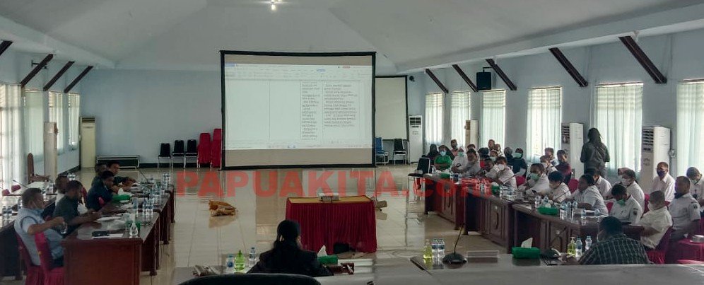 Rapat dengar pendapat di gedung DPRD Kabupaten Kaimana membahas penyelesaian insentif tenaga kesehatan RSUD.