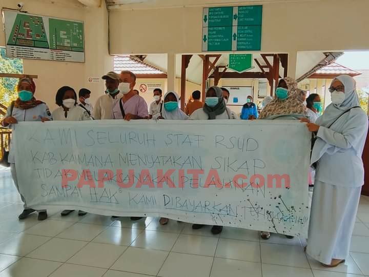 Sejumlah perawat di RSUD Kaimana saat menggelar aksi mogok