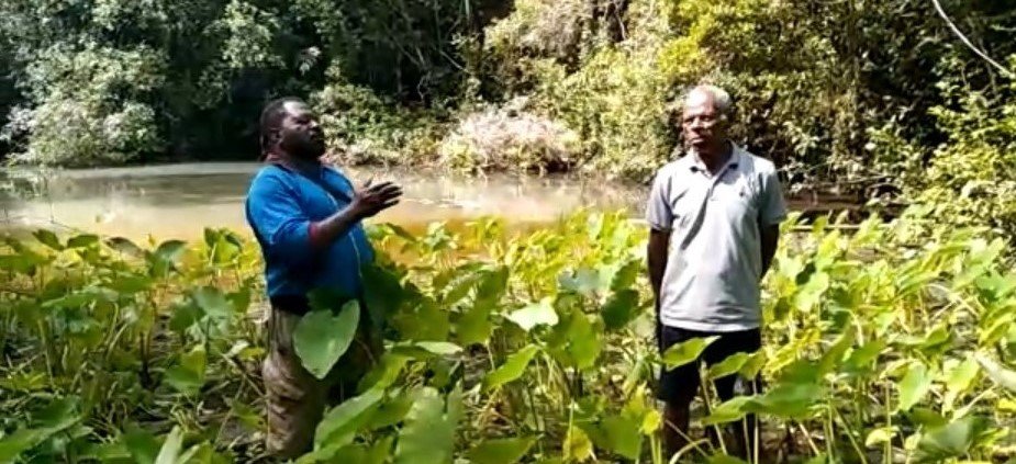 Warga Kampung Kfaa saat berada di sekitar Kali Bomasu (2)