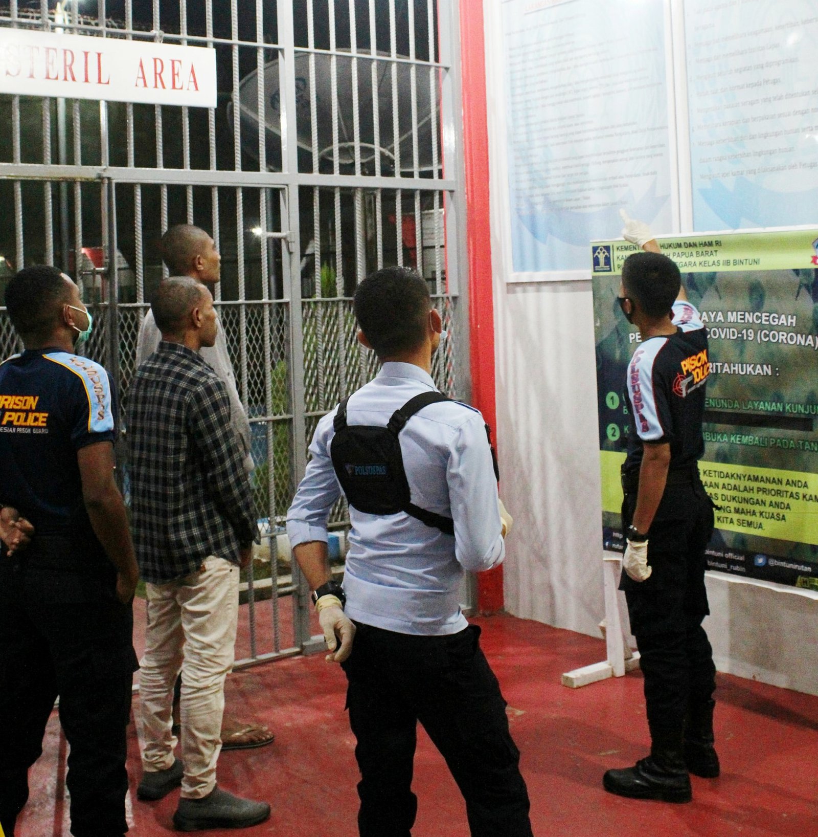 2 warga binaan Lapas Manokwari saat berada di Rutan Bintuni, mereka menyimak ketika petugas membacakan aturan tata tertib di dalam rutan.