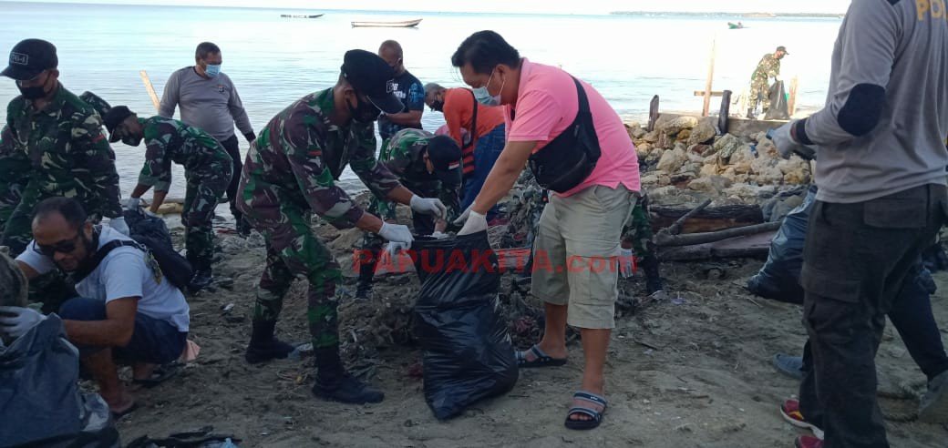 Aksi bersih-bersih pesisir Pantai Kampung Seram.