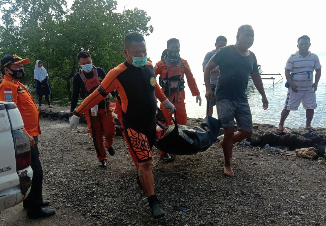Jenazah Samuel, warga Kampung Ambon saat dievakuasi Tim SAR gabungan menuju rumah keluarganya