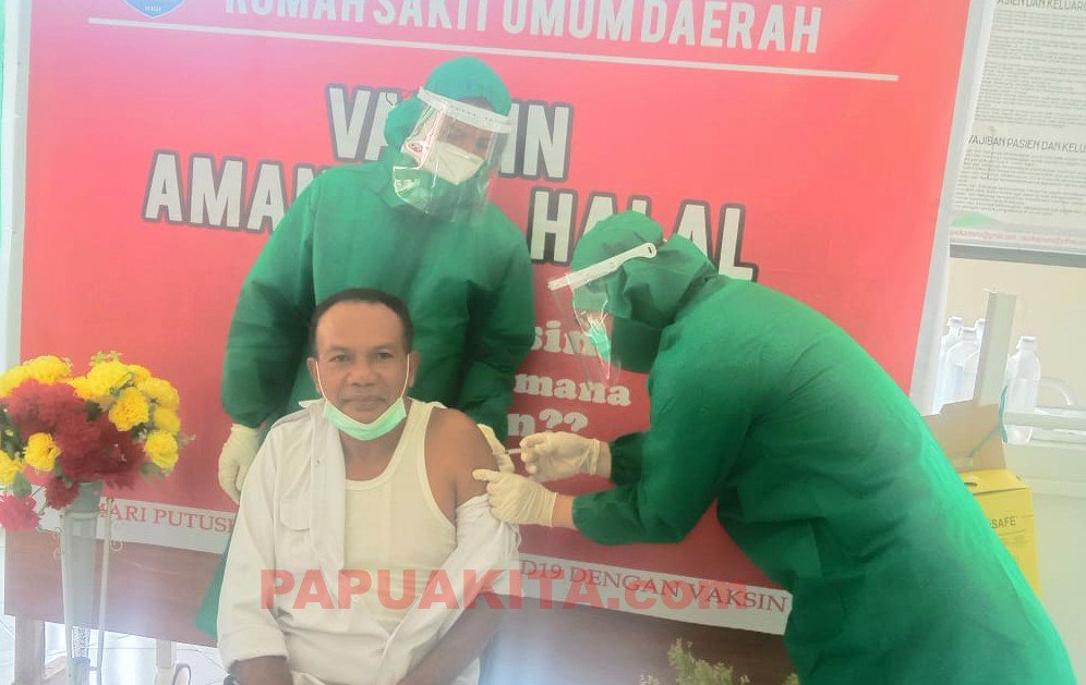 Kepala Dinas Kesehatan Kabupaten Kaimana, Arifin Sirfefa saat mendapat suntikan vaksin Covi-19, Sinovac.