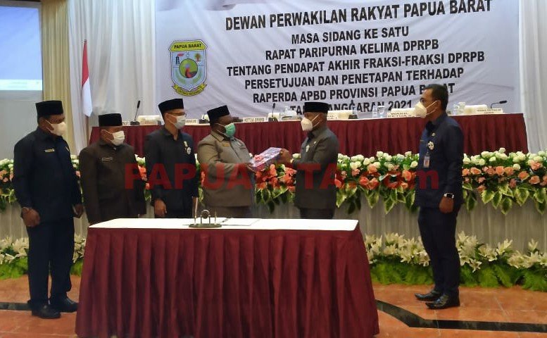Ketua DPRPB Origenes Wonggor didampingi wakil-wakil ketua, menyerahkan hasil-hasil rapat dalam rangka pembahasan RAPBD tahun anggaran 2021