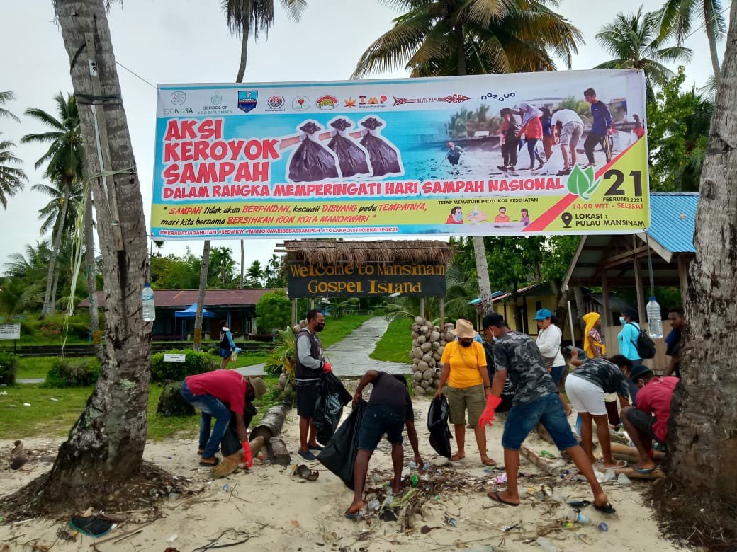 Pemuda-pemudi yang terlibat dalam Aksi Keroyok Sampah Pulau Mansinam yang diinisiasi oleh Schcool of Eco Diplomacy Manokwari