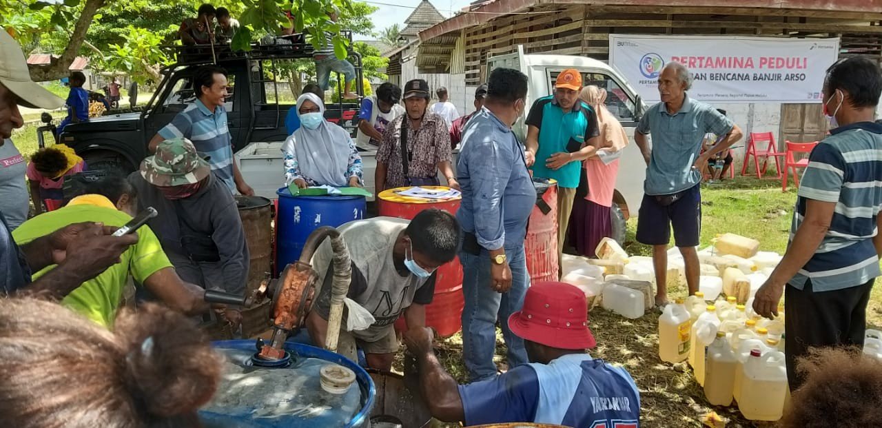 Penyaluran bantuan minyak tanah kepada korban banjir PIR-1 Kabupaten Keerom, Papua.