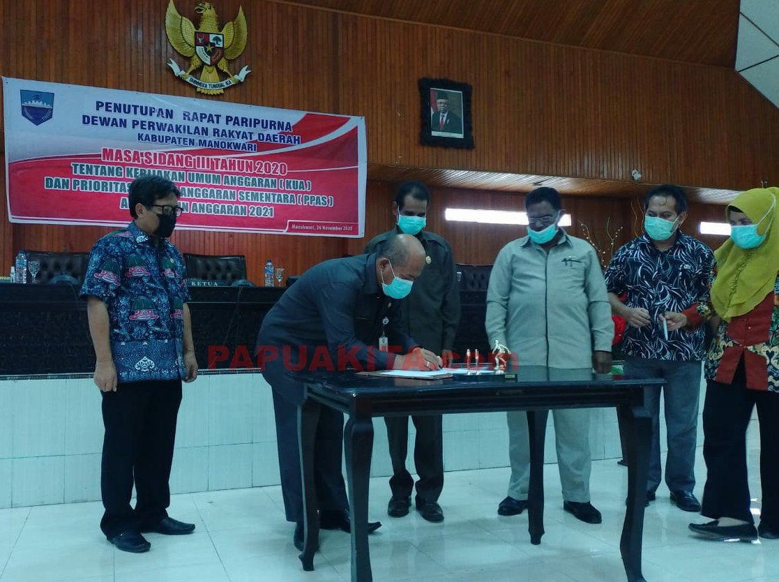Staf Ahli Bupati Manokwari Bidang SDM, drg. Hendri Sembiring menandatangani nota kesepakatan KUA dan PPAS RAPBD 2021. Kegiatan ini didokumentasikan pada 27 November 2020 lalu.