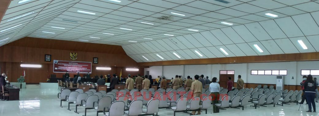 Suasana rapat paripurna DPRD Kabupaten Manokwari tentang pemberhentian Bupati dan Wakil Bupati Manokwari periode 2016-2021