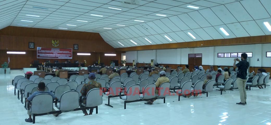 Suasana rapat paripurna ke-2 DPRD Kabupaten Manokwari dalam rangka pembahasan RAPBD Tahun Anggaran 2021