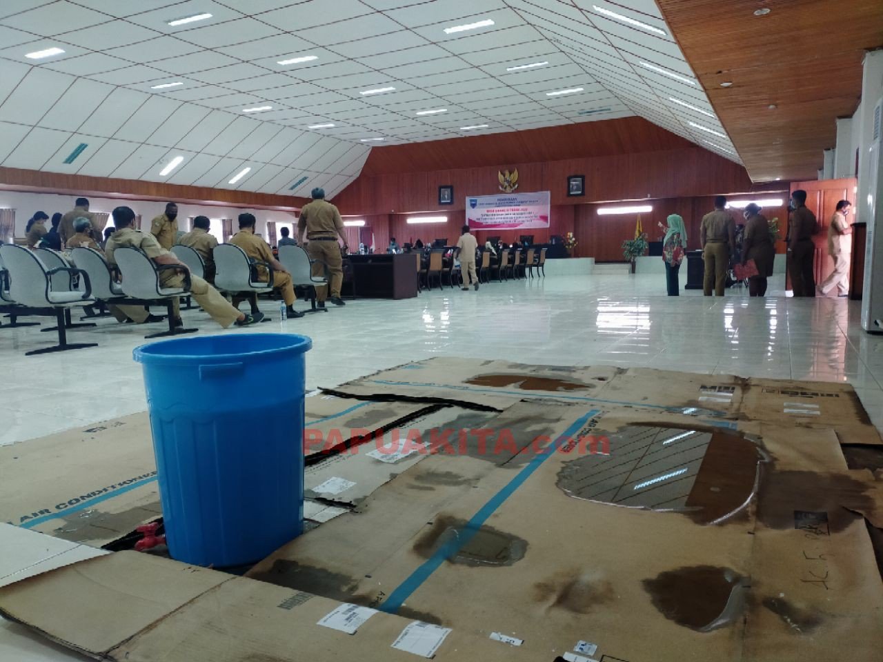 Suasana ruang paripurna utama DPRD Kabupaten Manokwari. Saat curah hujan, kondisi lantai di dalam ruangan tergenang air. Tampak tong sampah dipakai untuk menampung air hujan