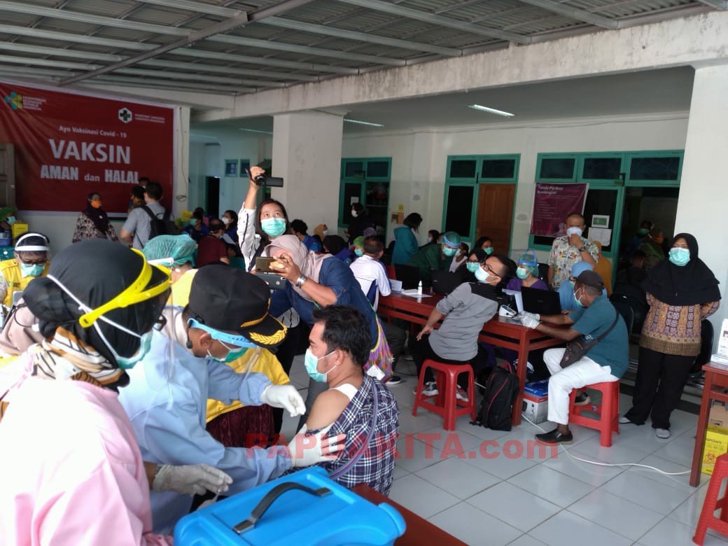 Vaksinasi Covid-19 tenaga kesehatan secara massal di Kabupaten Manokwari. Kementerian Kesehatan menargetkan vaksinasi tenaga kesehatan bisa rampung pada akhir Februari 2021