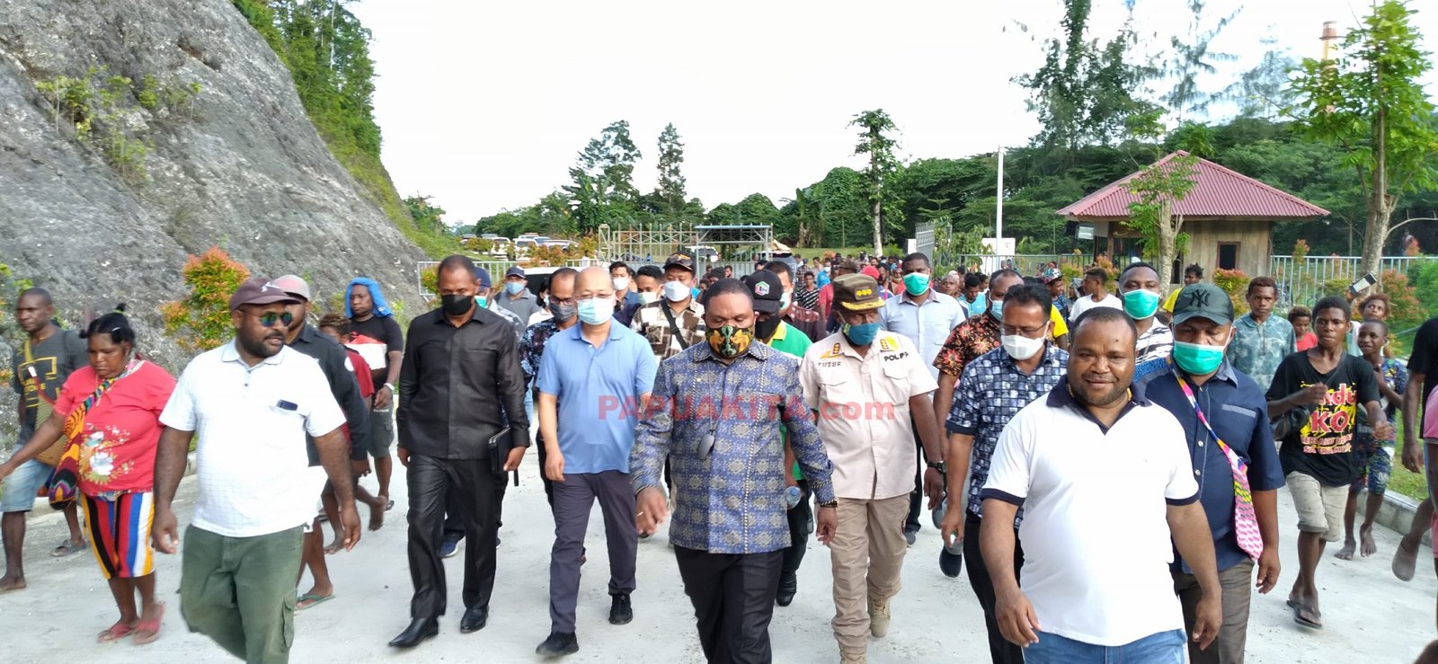 Bupati Manokwari Hermus Indou di sela-sela peninjauan areal tambang batu kapur PT SDIC yang sempat diblokade oleh warga Kampung Hink