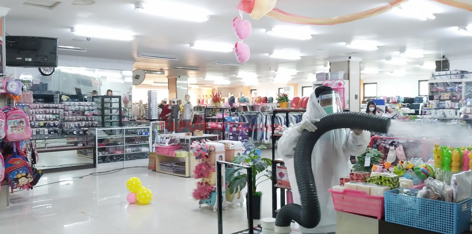 Karyawan Swalayan Orchid Manokwari tengah melakukan disinfeksi dengan teknik spray atau fogging di lantai 2.