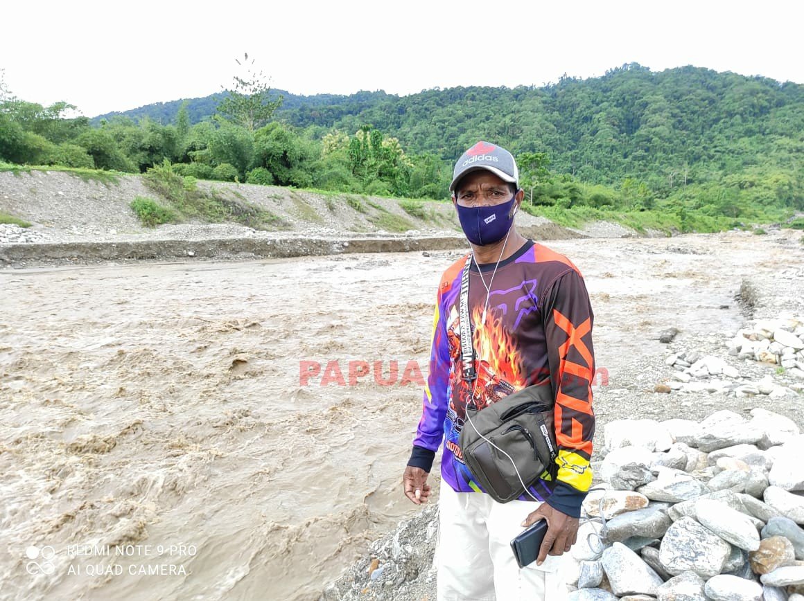 Kepala Kampung Moru, Piter Weyai saat memantau tinggi air di sungai Sanduai pada Ahad (14-3-2021).