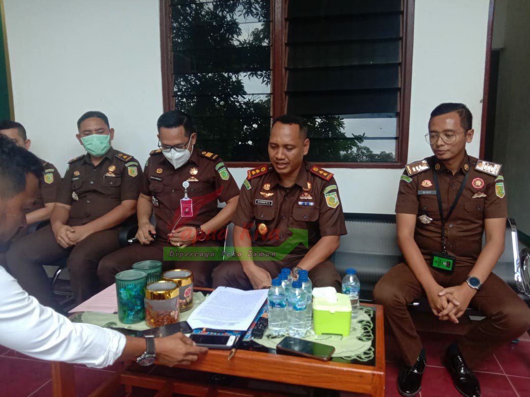 Kepala Kejaksaan Negeri Kaimana (kedua dari kanan) di dampingi sejumlah Kepala Seksi, saat memberikan keterangan pers