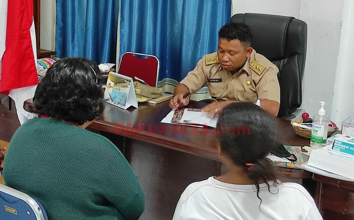 Kepala Kelurahan Wasior, Ickbal Marani ketika menjelaskan rencana penertiban pedagang kaki lima di Pasar Masabuai