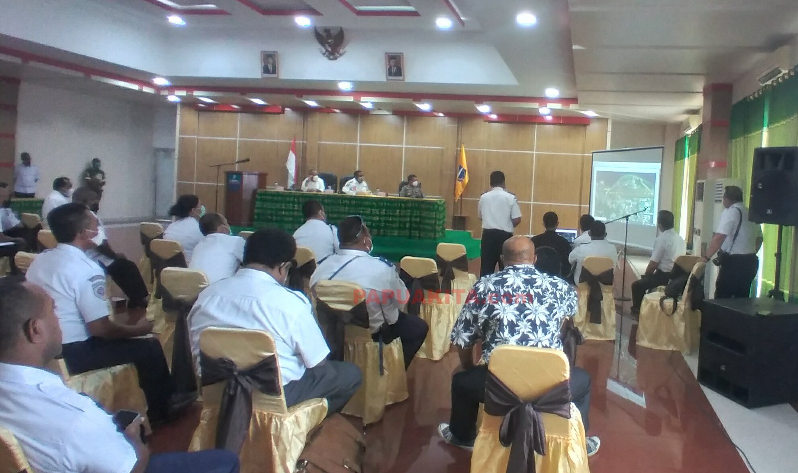 Kepala Unit Penyelenggara Bandara Udara (UPBU) Rendani, Paryono saat memaparkan rencana pengembangan bandara di hadapan Bupati Hermus Indou