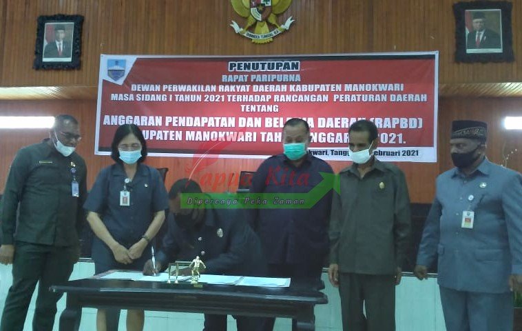 Ketua DPRD menandatangani berita acara persetujuan penetapan APBD Tahun Anggaran 2021 Kabupaten Manokwari. APBD ditetapkan senilai Rp1,2 triliun.
