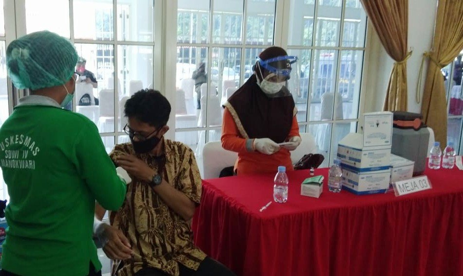 Ketua PWI Provinsi Papua Barat Bustam saat disuntik vaksin Covid-19