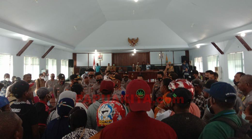 Massa GMAAP Kaimana saat menggelar aksi protes atas hasil seleksi CPNS formasi 2018 Kabupaten Kaimana