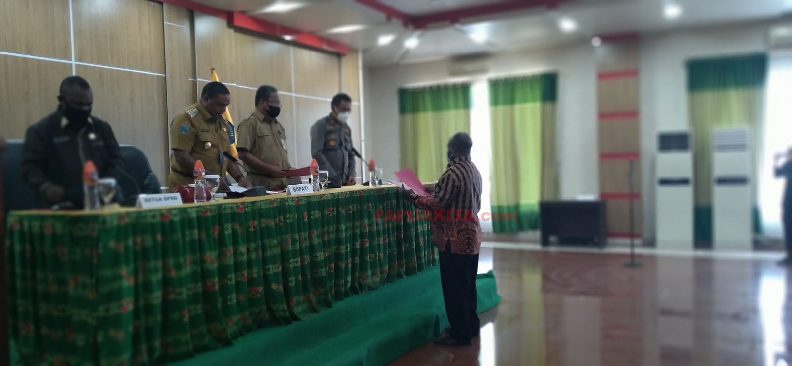 Mulianus Dowansiba, perwakilan warga Kampung Hink, Distrik Warmare saat menyerahkan aspirasi tuntutan ganti rugi kepada pemerintah