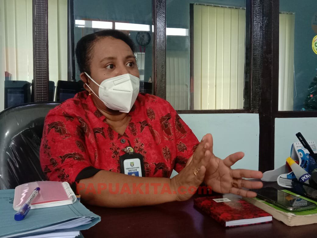 Pelaksana Tugas Kepala BKSDM Kabupaten Kaimana Olivia Engelin Hendriette Ansanay