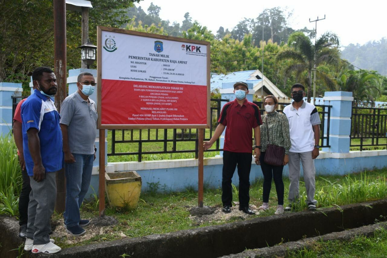 Pemasangan plang informasi atas aset negara atau pemerintah daerah yang dikuasai oleh mantan penjabat dan keluarganya