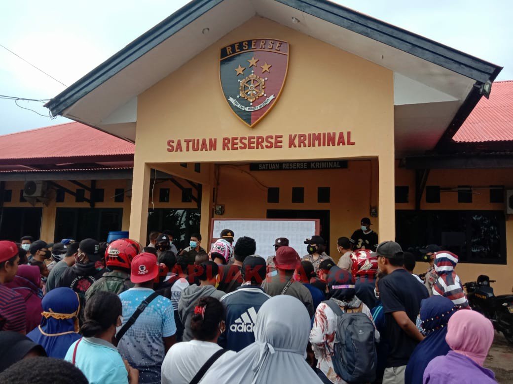 Pencari kerja berjibaku untuk melihat informasi pengumuman hasil seleksi CPNS formasi 2018 Kabupaten Kaimana yang ditempelkan di Mapolres Kaimana.
