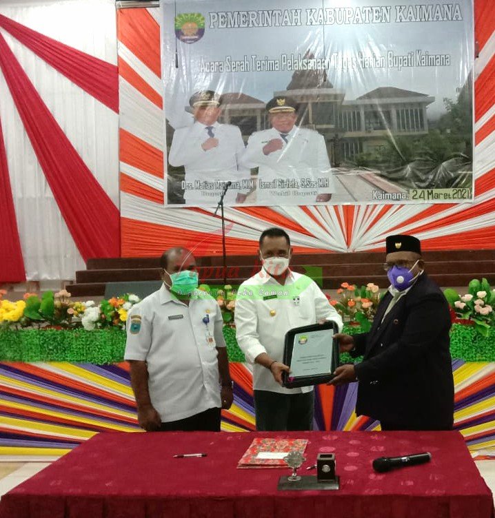 Penyerahan Buku Memori akhir masa jabatan 2016-2021 kepada pelaksana harian Bupati Kaimana