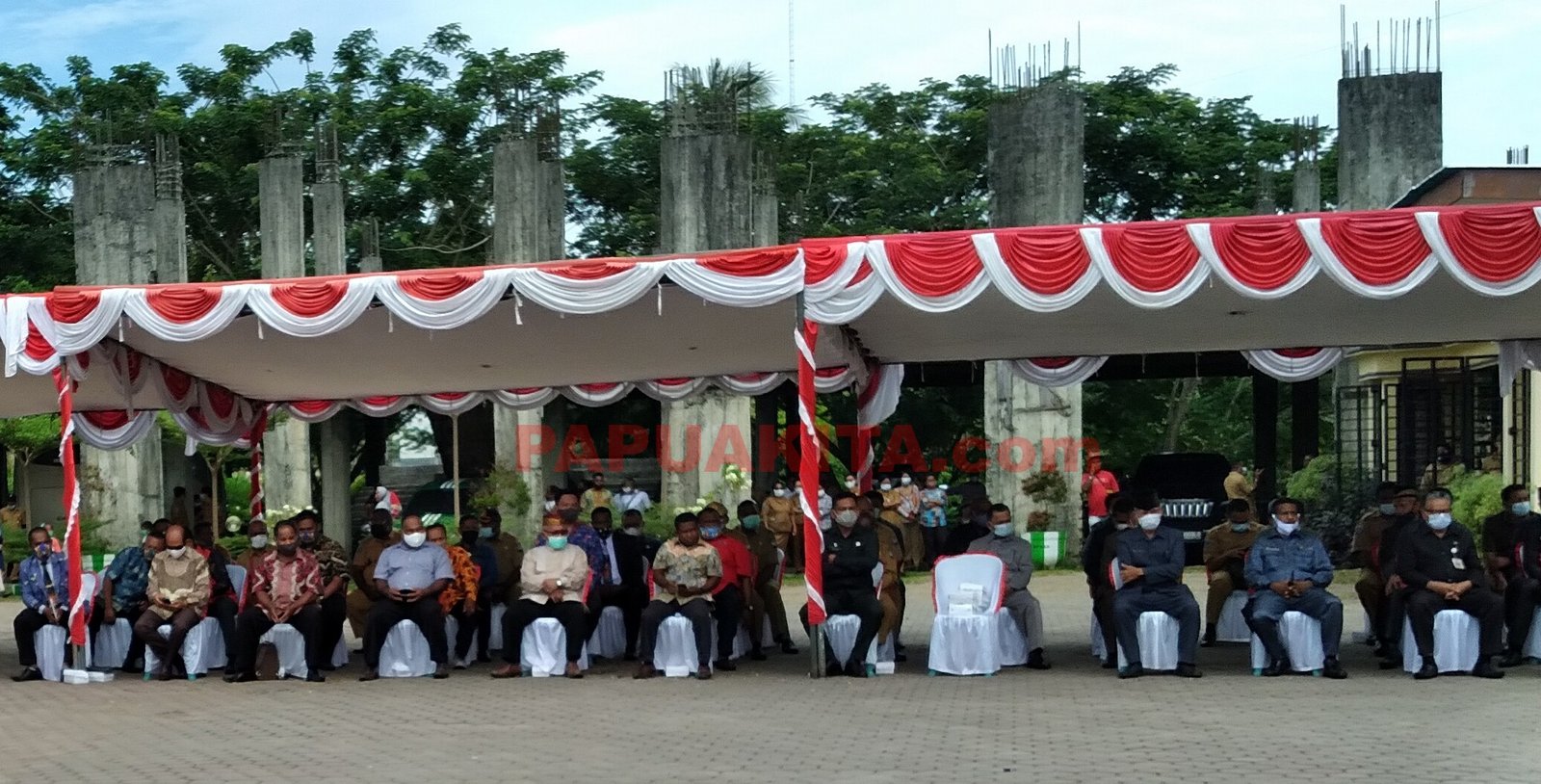 Pimpinan Organisasi Perangkat Daerah Kabupaten Manokwari saat mengikuti acara serah terima jabatan Bupati Manokwari dan Ketua Tim PKK Kabupaten Manokwari periode 2021-2024
