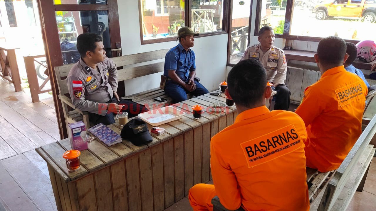 Rapat koordinasi menindaklanjuti laporan kecelakaan laut di Perairan Pulau Adijaya, Kaimana
