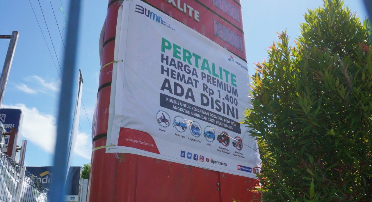 Spanduk berisikan informasi potongan harga BBM jenis Pertalite dalam rangak Program Langit Biru (PLB) di Kota Ambon, Maluku.