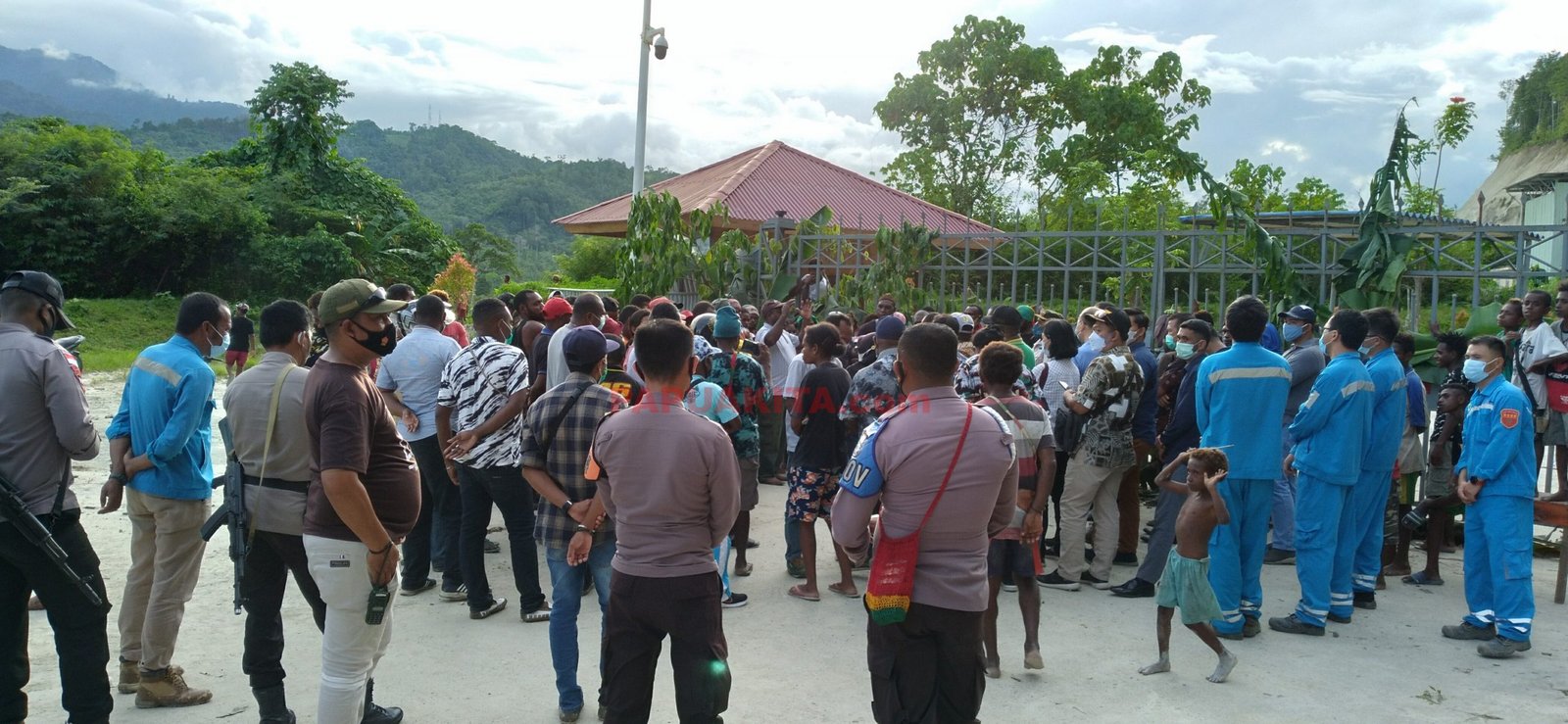 Suasana negosiasi terkait pembukaan blokade areal tambang batu kapur milik PT SDIC di Maruni, Distrik Manokwari Selatan